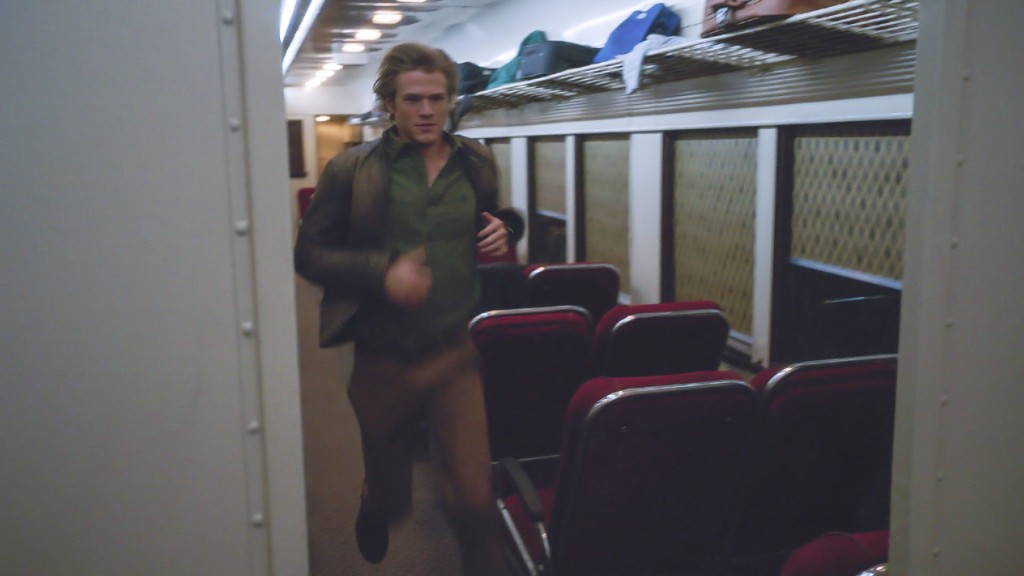 Dans le train, Angus (Lucas Till) est à la poursuite des différents ennemis.
