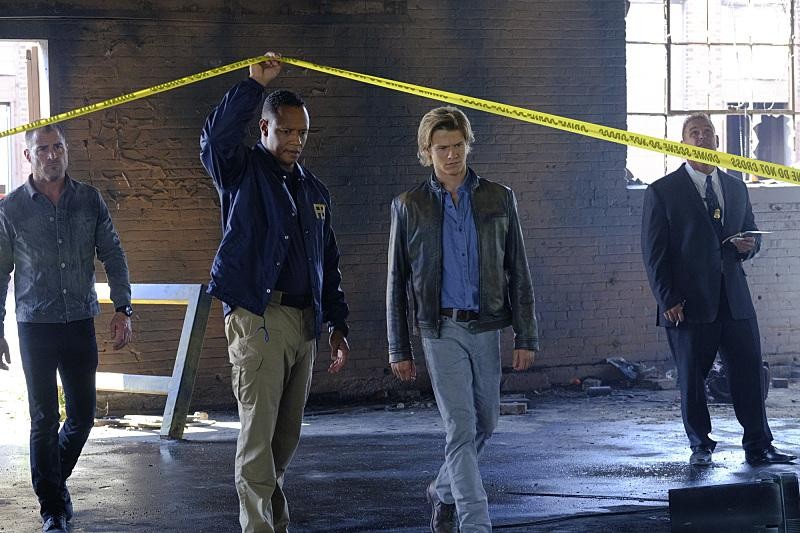 MacGyver (Lucas Till) arrive sur une scène de crime en compagnie de Jack (George Eads) et Charlie Robinson (Emerson Brooks).