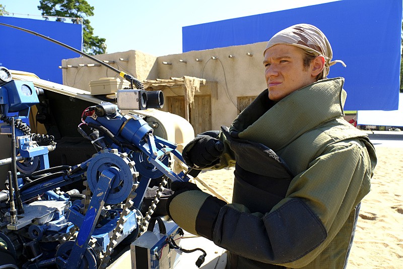 MacGyver (Lucas Till) se trouve en Afghanistan.