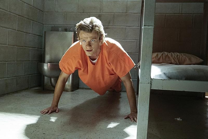 Mac (Lucas Till) est infiltré dans une prison comme détenu.