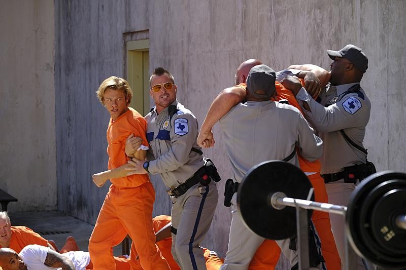 Une violente bagarre éclate entre Mac (Lucas Till) et un autre détenu. Jack (George Eads) et les autres gardiens les séparent.