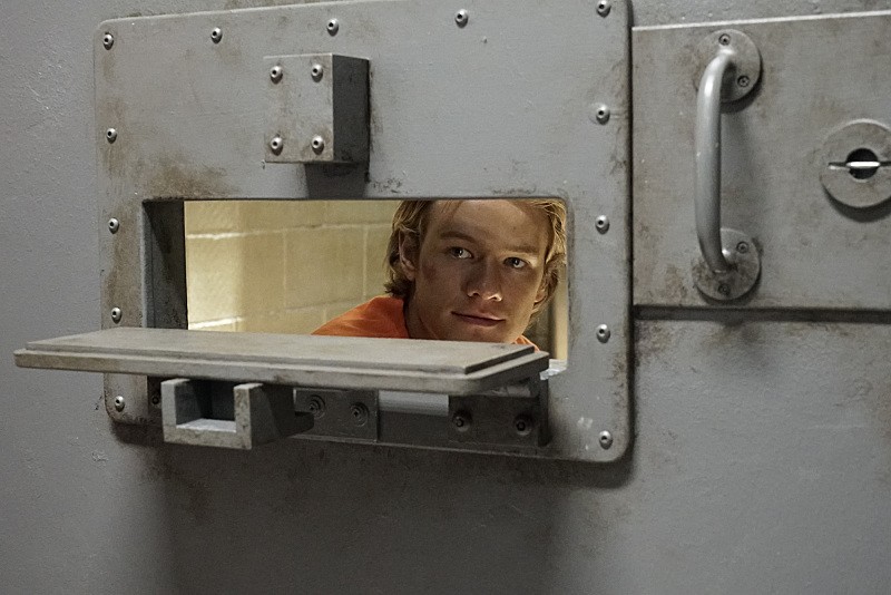 Mac (Lucas Till) se trouve dans une cellule de prison.