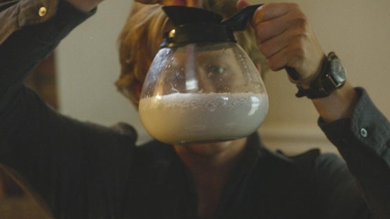 MacGyver (Lucas Till) utilise une cafetière pour une expérience.