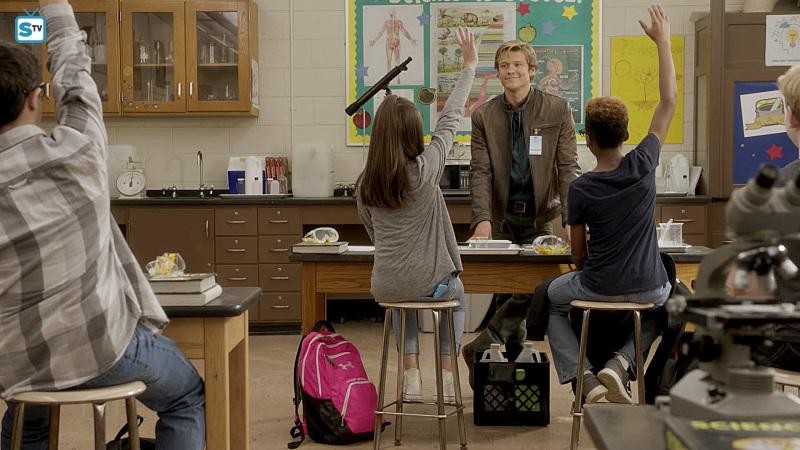 Mac (Lucas Till) donne un cours de chimie dans son ancienne école.