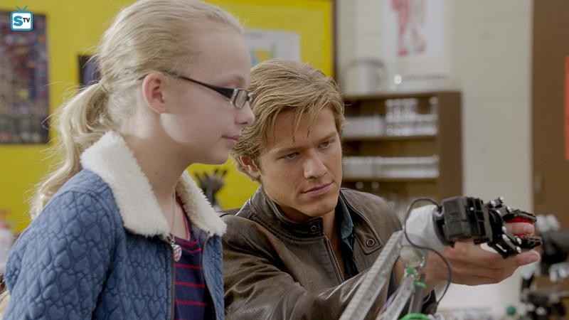 Mac (Lucas Till) apprend des choses à une élève surdouée, Valerie (Amiah Miller).