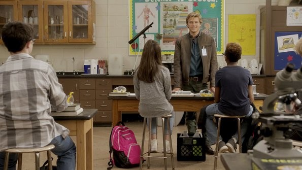 MacGyver (Lucas Till) devient prof durant une journée.