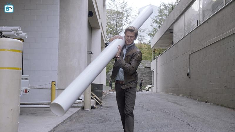 MacGyver (Lucas Till) tente de construire une sirène avec un tube en PVC.