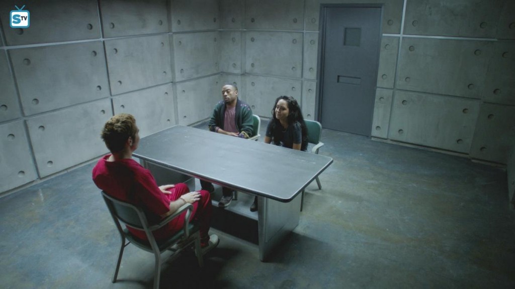 Bozer (Justin Hires) et Riley (Tristin Mays) rendent visite à Murdoc (David Dastmalchian) en prison.