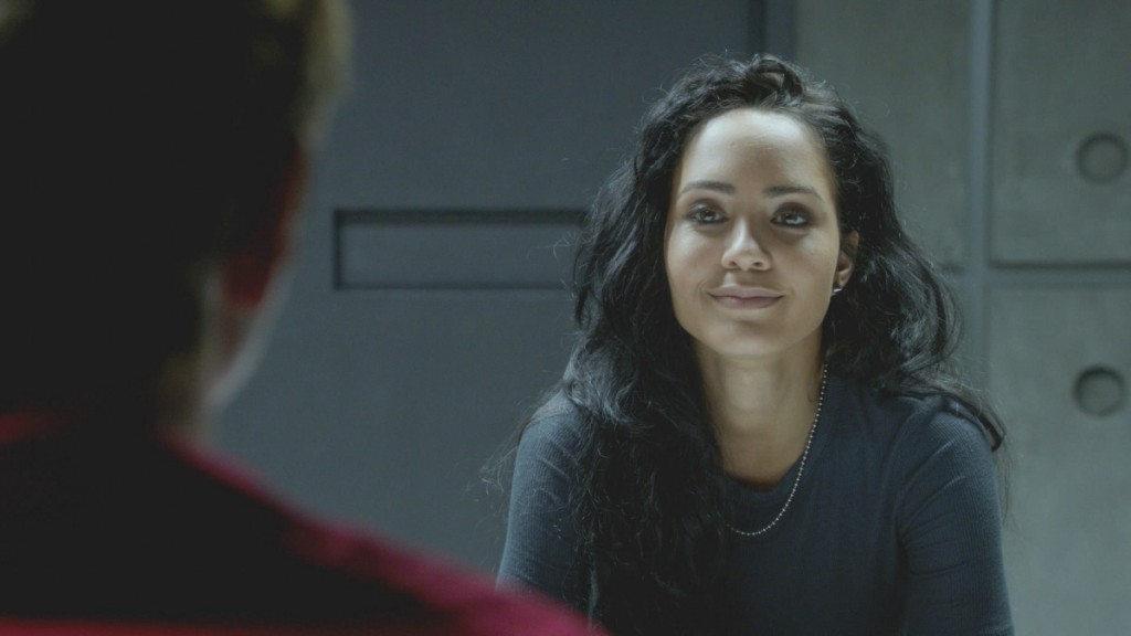 Riley (Tristin Mays) pose des questions à Murdoc (David Dastmalchian) en prison.