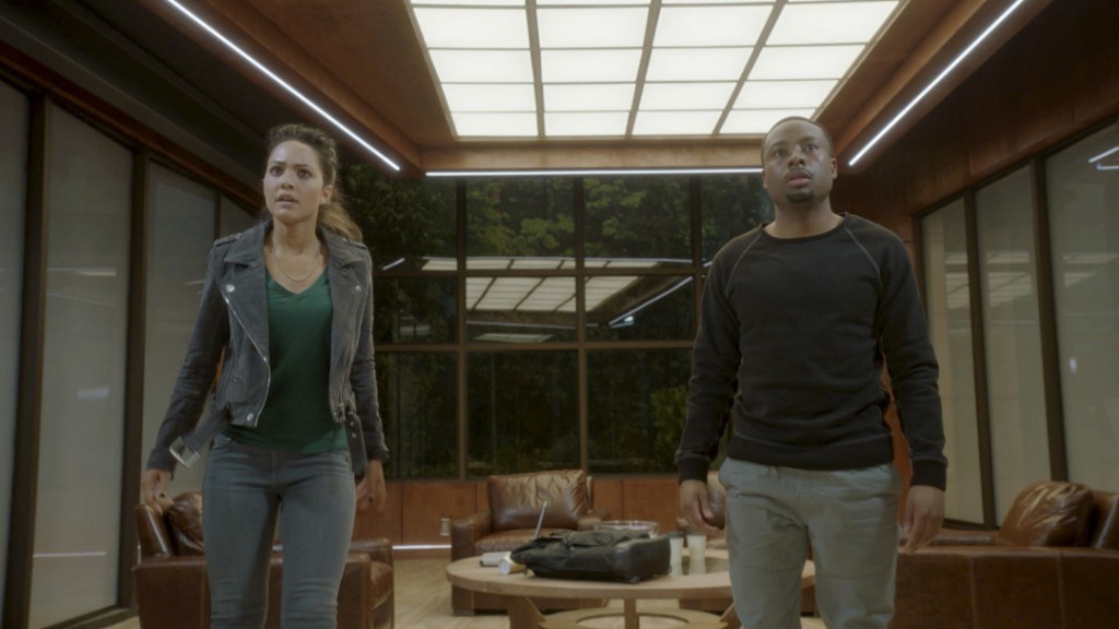 Riley (Tristin Mays) et Bozer (Justin Hires) se trouvent dans le bâtiment de Phoenix et s'inquiètent pour Mac et Jack.