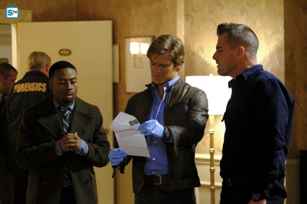Alors que Mac (Lucas Till) ouvre une enveloppe, Bozer (Justin Hires) et Jack (George Eads) sont inquiets après la disparition de Riley.