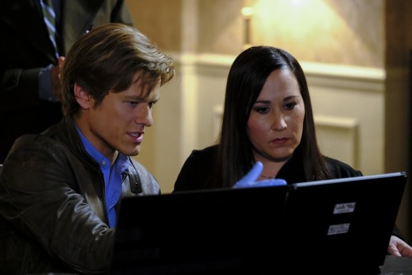 Mac (Lucas Till) et Matty (Meredith Eaton) cherchent des informations sur un ordinateur.
